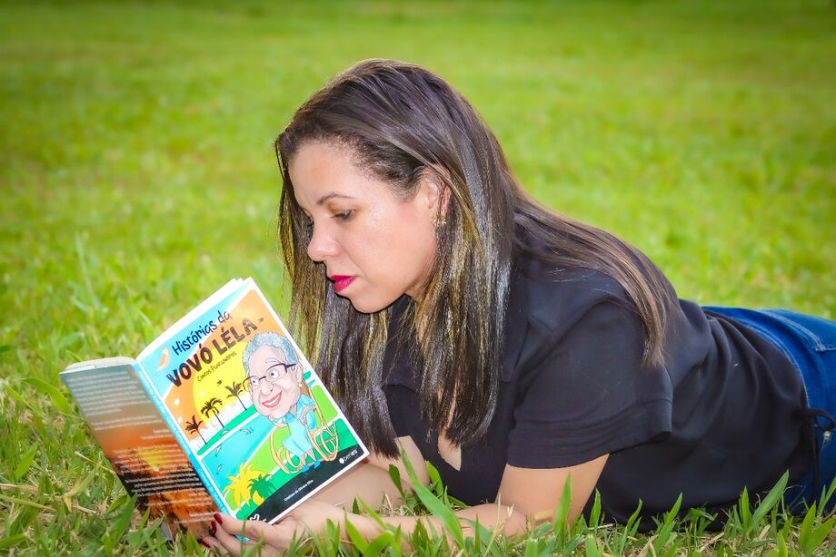 A escritora Cristiane de Oliveira Silva com o livro Histórias da Vovó Léla: Contos Pantaneiros, reeditado pelo Projeto Leia MS e distribuído às bibliotecas públicas de Mato Grosso do Sul.