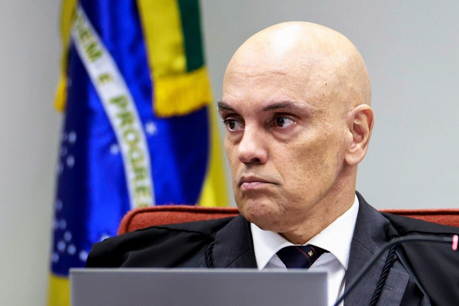 Moraes solicita à PGR manifestação sobre pedido de prisão de Eduardo Bolsonaro.