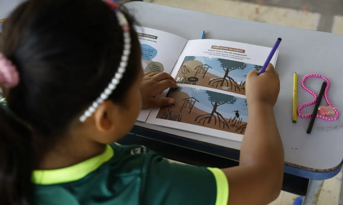 Conferência em Luziânia reúne crianças para debater justiça climática e soluções ambientais nas escolas.