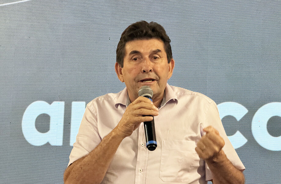 Prefeito de Inocência, Toninho da Cofapi, durante discurso no evento da Arauco que marcou o aniversário de 48 anos de Mato Grosso do Sul.