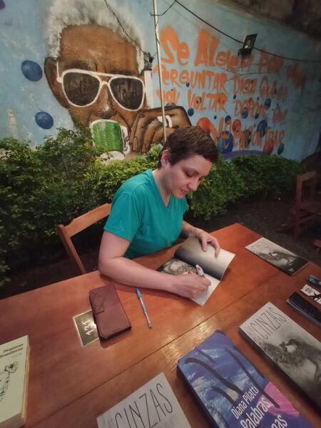 A poeta Diana Pilatti, autora de Cinzas e Palavras Diáfanas, comanda oficina sobre poesia minimalista durante a Semana da Poesia em Campo Grande.