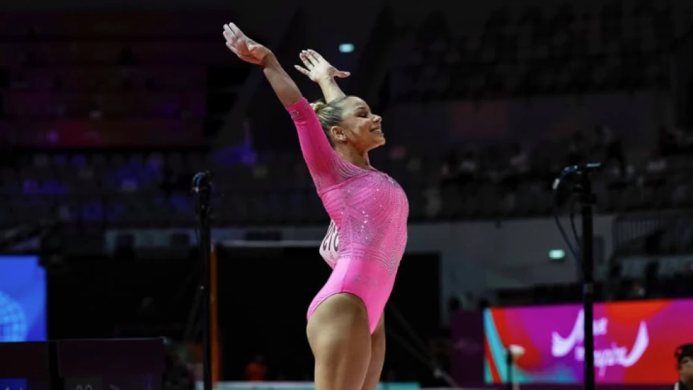 Flávia saraiva durante apresentação no Mundial de Jacarta
