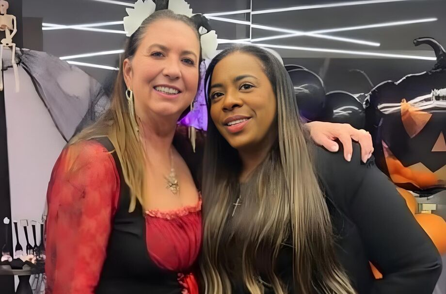 Margareth Ferrão, mãe de Virginia Fonseca, e Fernanda Cristina, mãe de Vini Jr., juntas em Madri