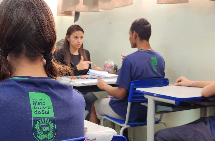 Jhennyfer Teixeira Koutchin, de 15 anos, recebe apoio especializado na Escola Maria de Lourdes Toledo Areias, em Campo Grande; programa da REE/MS garante inclusão e aprendizagem para mais de 5 mil estudantes.