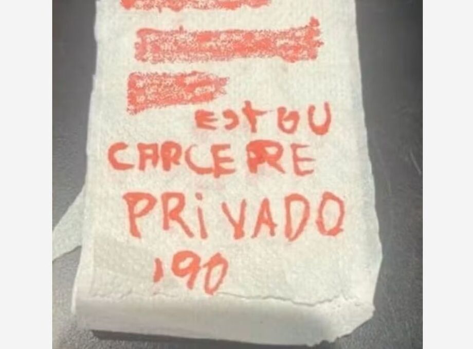 Vítima de cárcere privado deixou pedido de ajuda em papel higiênico. Caso aconteceu em outubro de 2025 em Gaspar, no interior de Santa Catarina.
