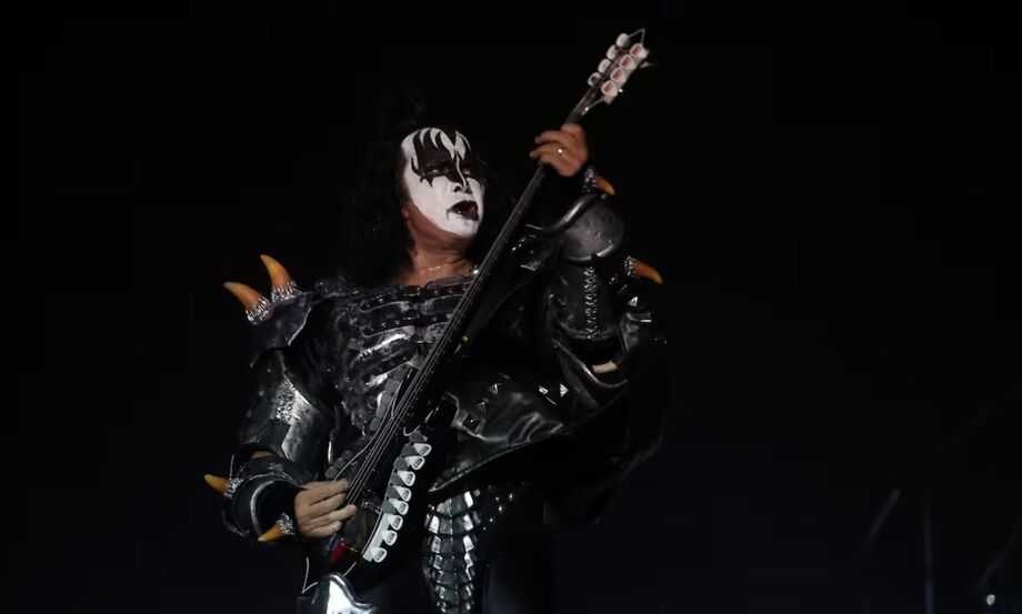 Gene Simmons, do Kiss, se envolveu em um acidente de carro após desmaiar enquanto dirigia.
