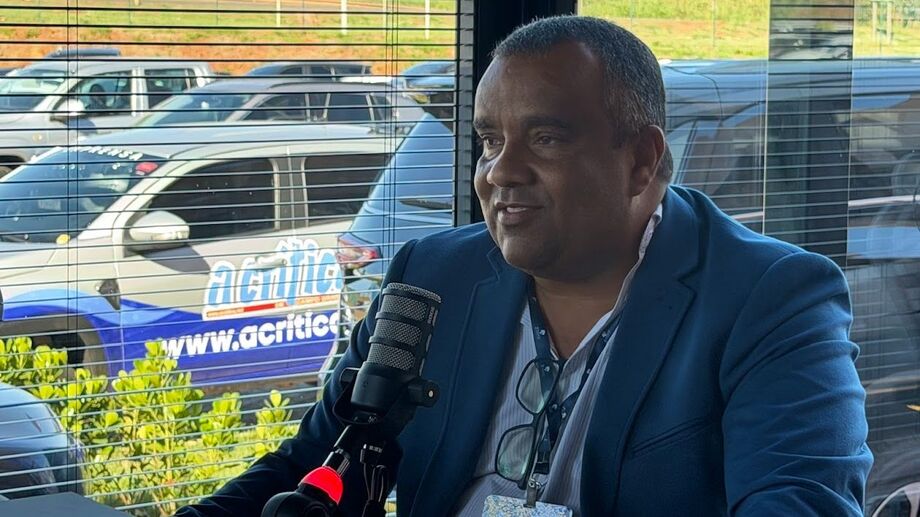 Prefeito Barrinha, de Corguinho, fala sobre os planos de desenvolvimento turístico do município durante entrevista no Congresso dos Municípios de MS.