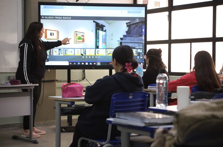 Na Escola Estadual Lúcia Martins Coelho, a tecnologia também está presente em todas as salas de aula