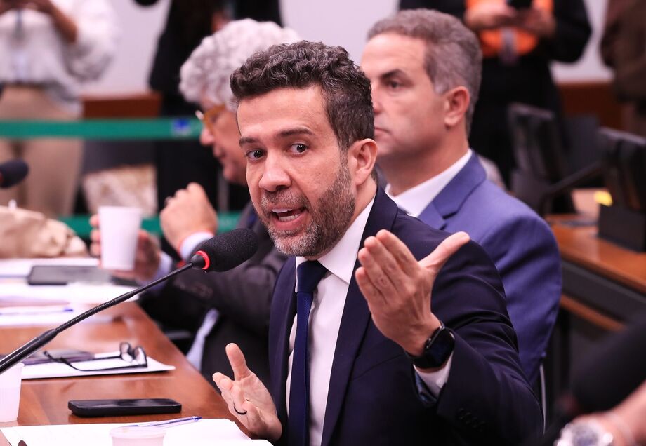 Conselho de Ética da Câmara rejeita cassação de Janones por camiseta contra anistia.