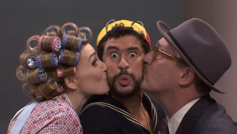 Quico (Bad Bunny) entre Dona Florinda (Chloe Fineman) e Professor Girafalles (Jon Hamm) em vídeo com paródia de 'Chaves' exibido pelo 'Saturday Night Live' nos Estados Unidos.