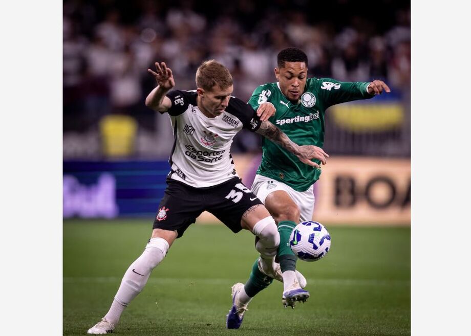 Charles, volante do Corinthians, durante duelo com o Palmeiras.