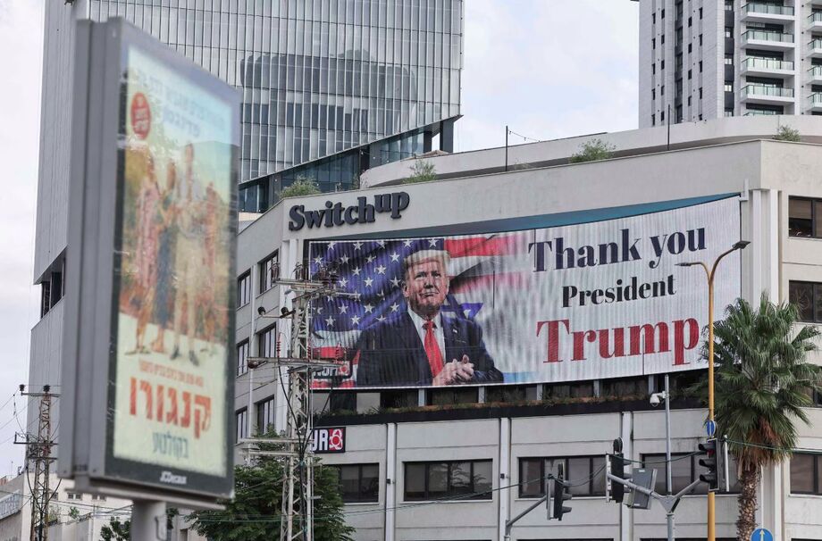 Um outdoor exibe uma imagem do presidente dos EUA, Donald Trump, com uma mensagem de agradecimento por chegar a um acordo de cessar-fogo em Gaza, na lateral de um prédio na Praça dos Reféns de Tel-Aviv.