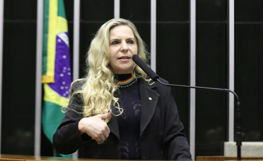 A deputada federal Luizianne Lins (PT-CE) em discurso na Câmara.