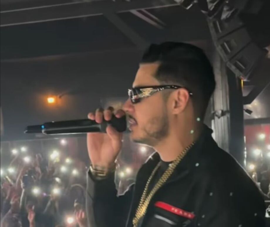 Registro do Rapper Hungria durante apresentação no Boteco da Villa.