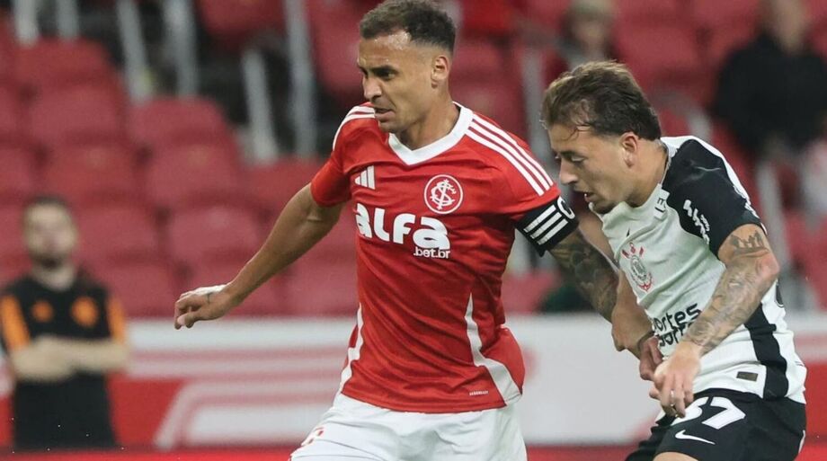 Partida entre Internacional e Corinthians válida pelo Campeonato Brasileiro.