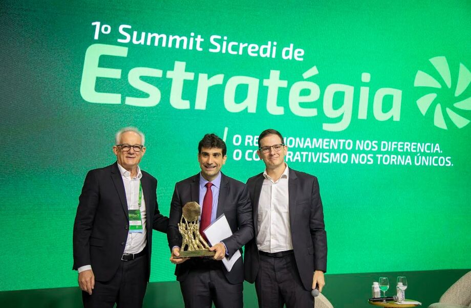 O presidente do Banco Central, Gabriel Galípolo, participa do 1º Summit Sicredi de Estratégia, em São Paulo, ao lado de Fernando Dall'Agnese, presidente do Conselho de Administração da SicrediPar, e de João Tavares, presidente executivo do BC Sicredi