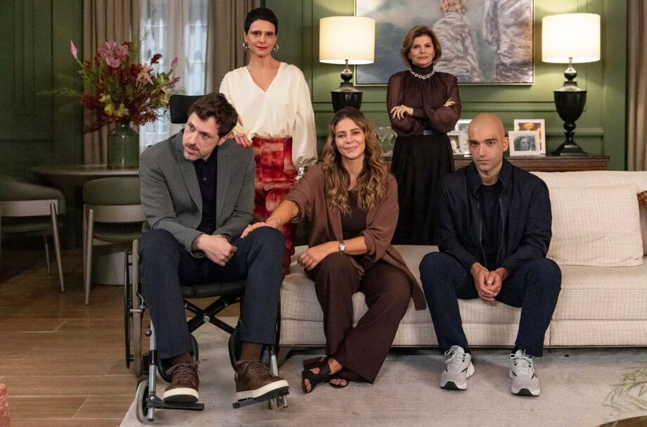 'Vale Tudo': Leonardo (Guilherme Magon), Celina (Malu Galli), Heleninha (Paolla Oliveira), Odete (Debora Bloch) e Afonso (Humberto Carrão) posam em foto da família Roitman reunida.