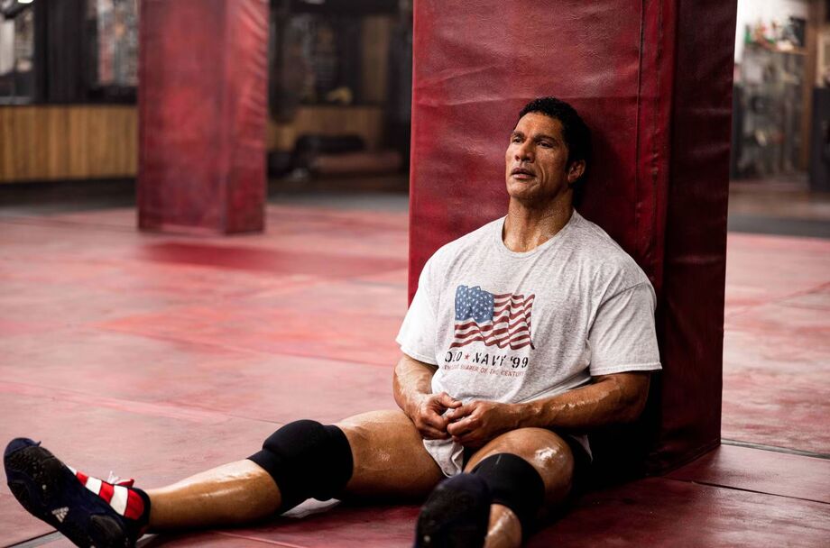 Dwayne Johnson como Mark Kerr em 'Coração de Lutador: The Smashing Machine'.