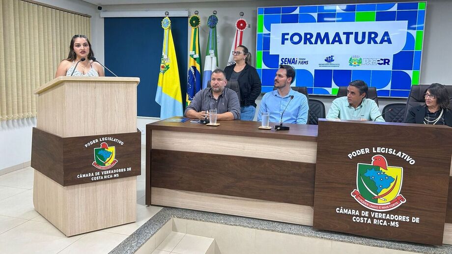 Rayane Paulino, jovem aprendiz formada pelo curso, agradece oportunidade de qualificação profissional durante evento na Câmara