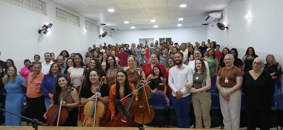 Projeto 'Elas ao Cello' leva concertos gratuitos e ações educativas a crianças e jovens em Três Lagoas e Inocência.