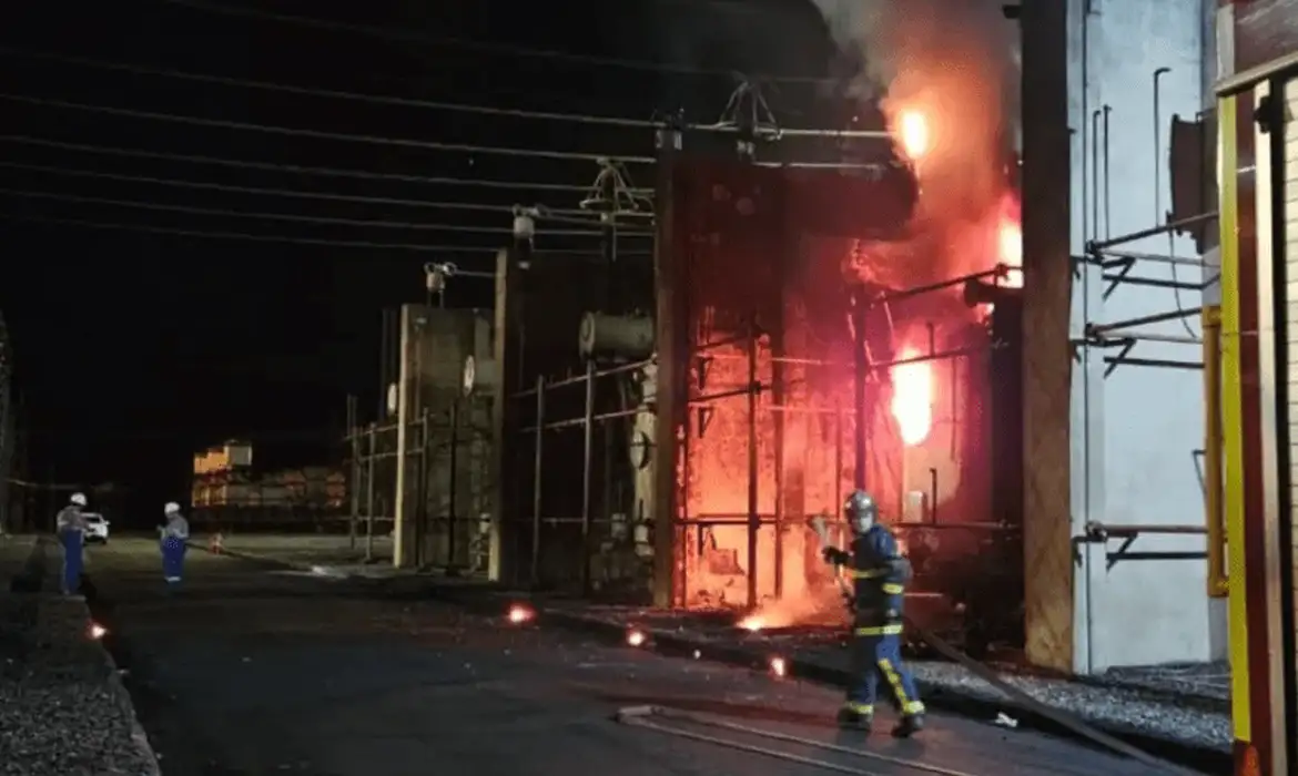 Aneel envia equipe ao Paraná para apurar apagão causado por incêndio em subestação da Copel; fornecimento foi restabelecido.