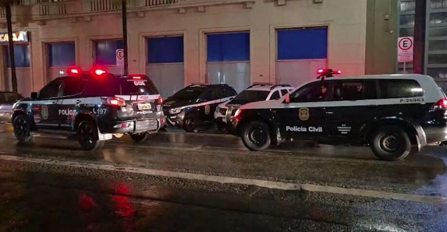 Foram apreendidos R$ 6 mil em dinheiro, 6 quilos de drogas (entre maconha e cocaína), simulacros de armas, 19 celulares, coletes balísticos, anotações e pendrives.