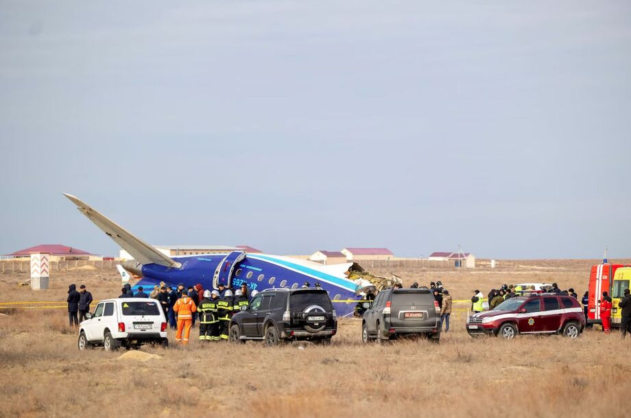 Especialistas em emergências trabalham no local da queda de um avião de passageiros da Azerbaijan Airlines no Cazaquistão.
