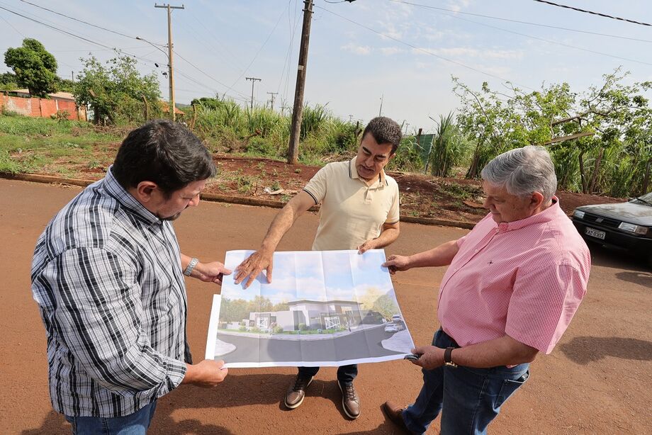Prefeito Marçal Filho e secretários Márcio Figueiredo e Jorge de Lucia no local onde a obra será construída