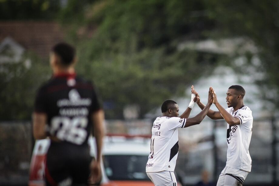Vasco vence Vitória por 4 a 3 em jogo emocionante com duas viradas.