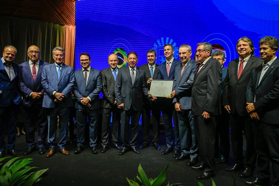 Assembleia Legislativa concede título de cidadão sul-mato-grossense ao presidente do Paraguai em cerimônia em Campo Grande.