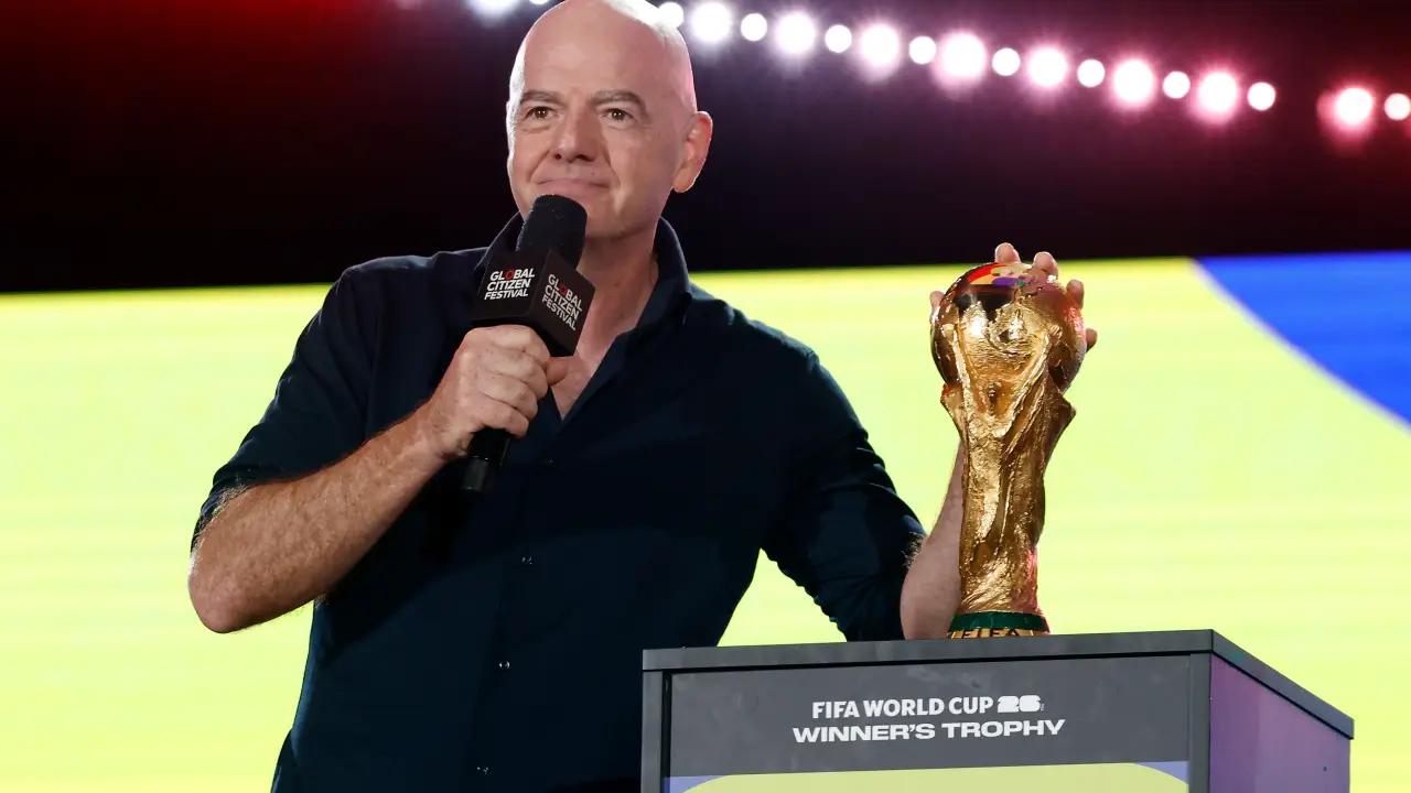 Presidente da Fifa, Gianni Infantino, ao lado da taça da Copa do Mundo Masculina
