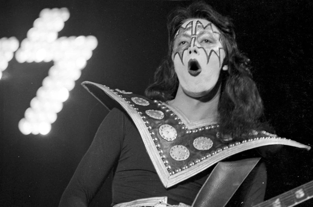 Ace Frehley, guitarrista fundador do Kiss, morre aos 74 anos após hemorragia cerebral.