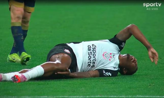 Vitinho ao sentir dores no joelho direito na partida entre Mirassol e Corinthians.