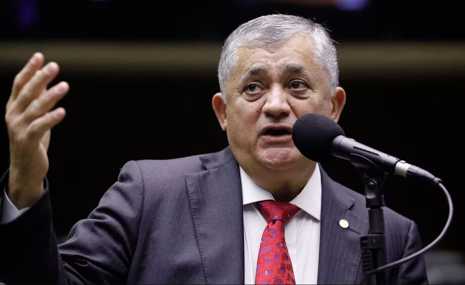 Deputado José Guimarães durante votação na Câmara.