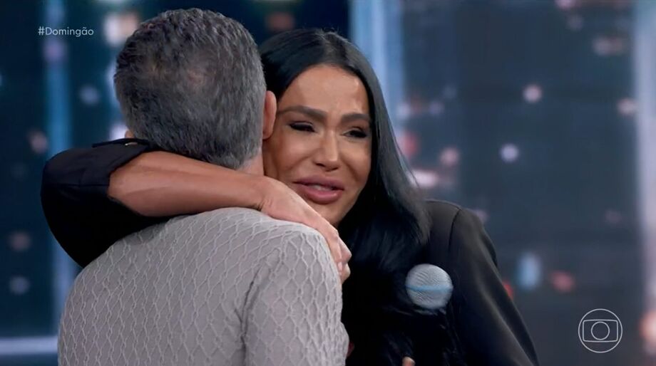 Gracyanne Barbosa abraça Luciano Huck e se emociona após convite para voltar à 'Dança dos Famosos' em 2026.