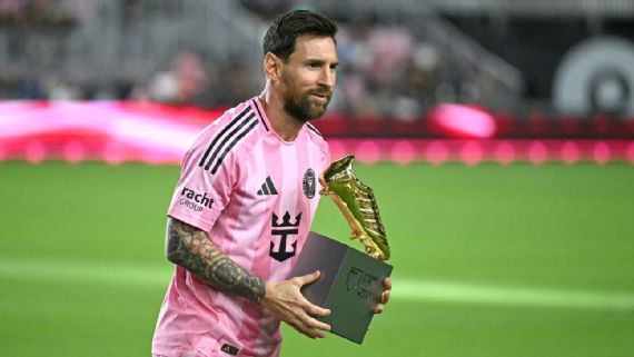 Messi recebeu a Chuteira de Ouro por ter terminado a fase classificatória da MLS como artilheiro