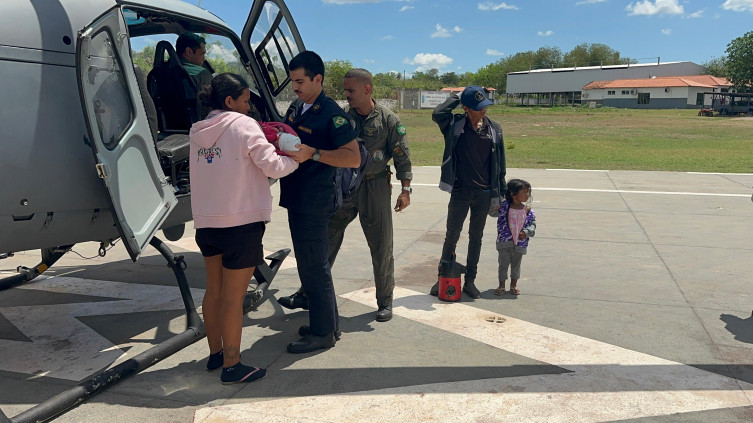 Helicóptero da Marinha realiza evacuação aeromédica de gestante e puérpera em áreas isoladas do Pantanal