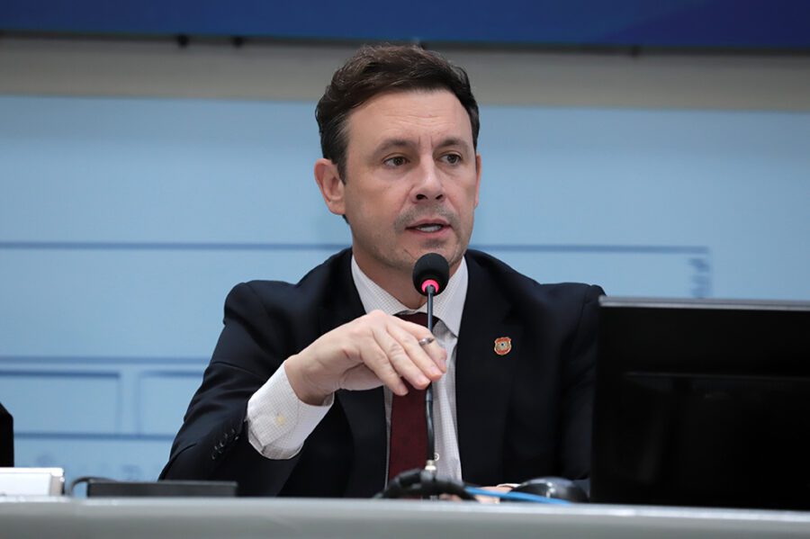André Salineiro defende projeto que define sexo biológico como critério em esportes femininos e promete lutar contra veto da prefeitura.