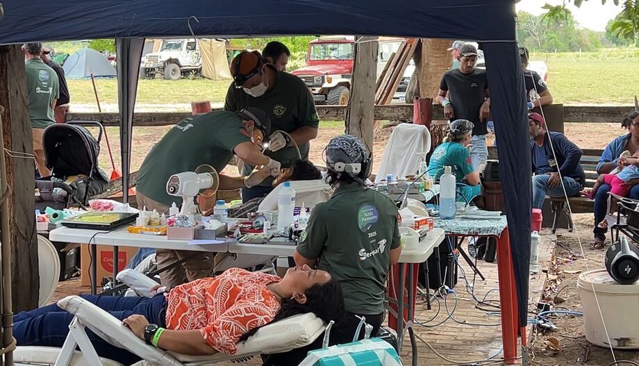 Expedição Alma Pantaneira leva atendimento médico e odontológico a famílias isoladas no Pantanal, passando pela antiga fazenda de Manoel de Barros.