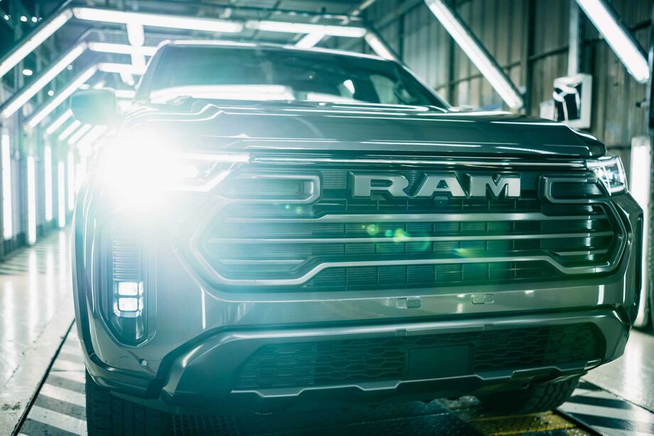 Ram lança picape Dakota Warlock na Argentina com motor 2.2 turbodiesel e tração 4x4; modelo chega ao Brasil em 2026.