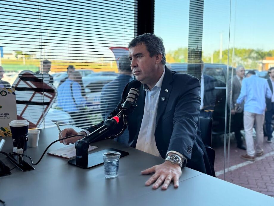 Eduardo Riedel concede entrevista ao Jornal A Crítica durante o congresso municipalista. Governador falou sobre cortes no custeio e prioridades da gestão.