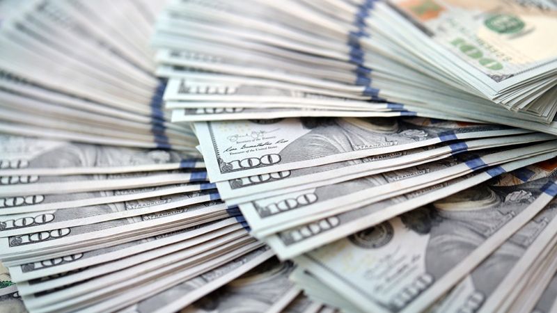 Dólar recua no mercado à vista com influência do cenário externo e dados de inflação.