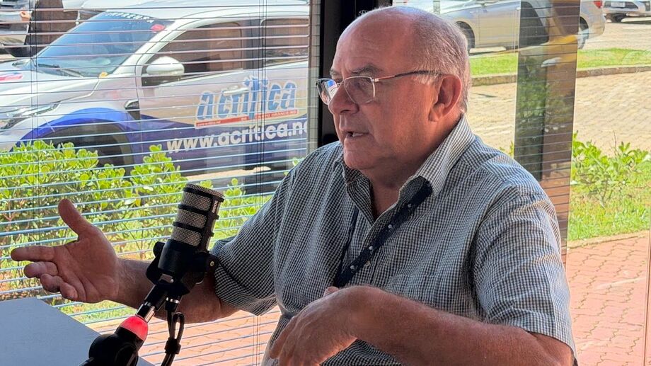 Prefeito de Rio Verde de Mato Grosso, Réus Fornari, durante entrevista no estúdio do jornal A Crítica, montado no 3º Congresso dos Municípios de MS, em Campo Grande