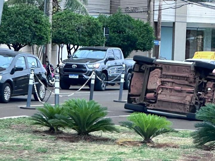 Acidente em frente ao shopping causou lentidão e chamou a atenção de quem passava pela região