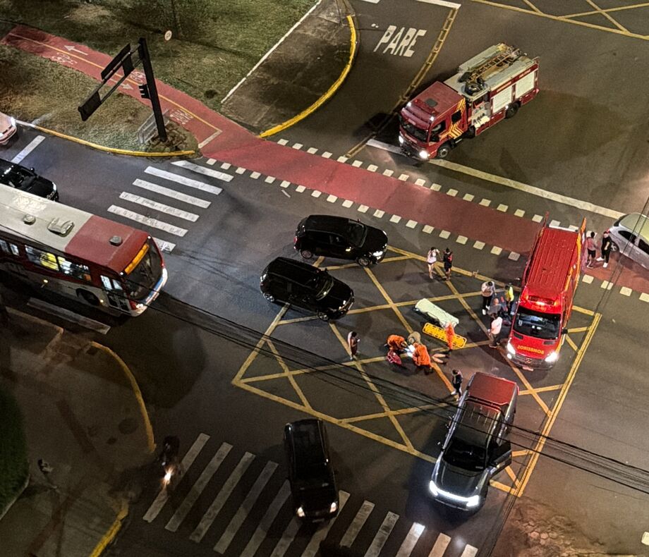Equipes de resgate atendem ciclista atropelada no cruzamento da Avenida Afonso Pena com a Treze de Junho, em Campo Grande