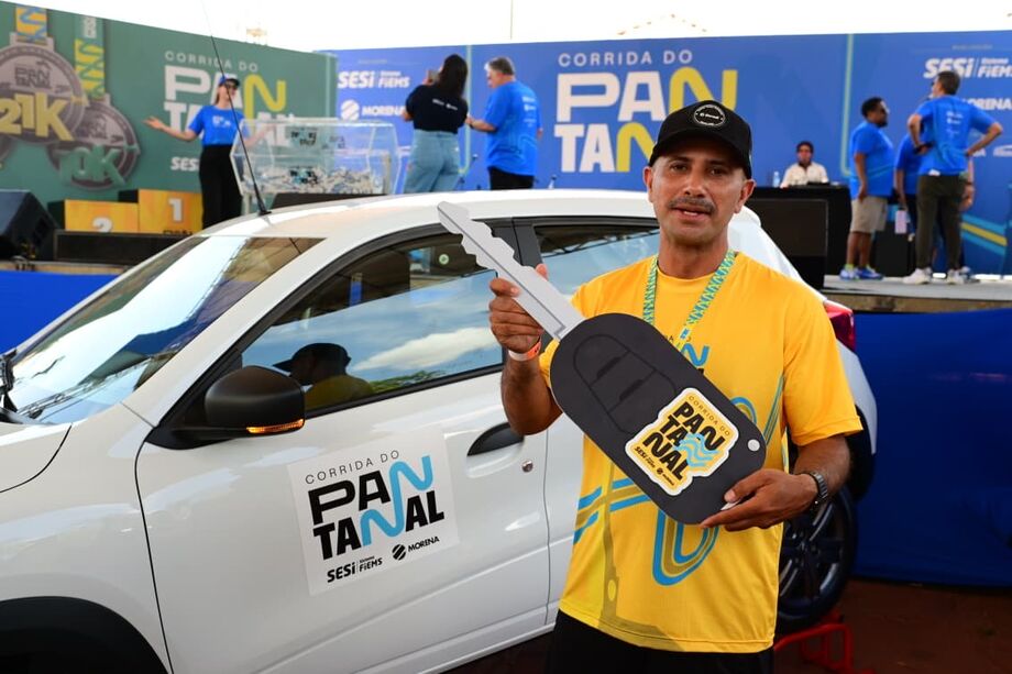 Com o carro ao fundo, Everthon posa com a chave simbólica do prêmio que vai mudar sua rotina. Vai me ajudar muito no trabalho e com a família, disse.