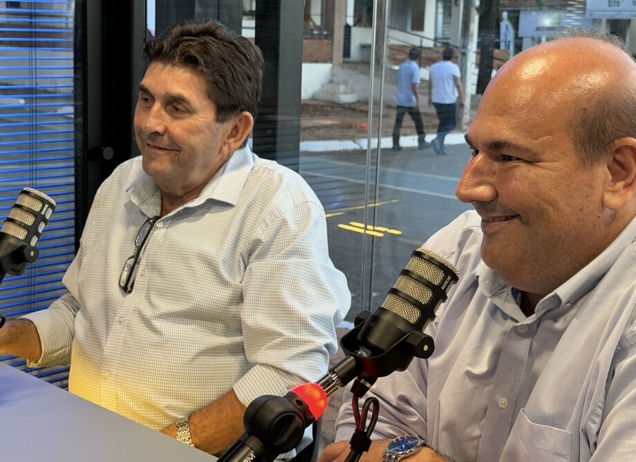 O prefeito de Inocência, Toninho da Cofapi (à esquerda), e o vice-prefeito Henrique César (à direita) durante entrevista sobre os investimentos em infraestrutura e desenvolvimento rural do município, realizada na abertura da 2ª Expogenética.