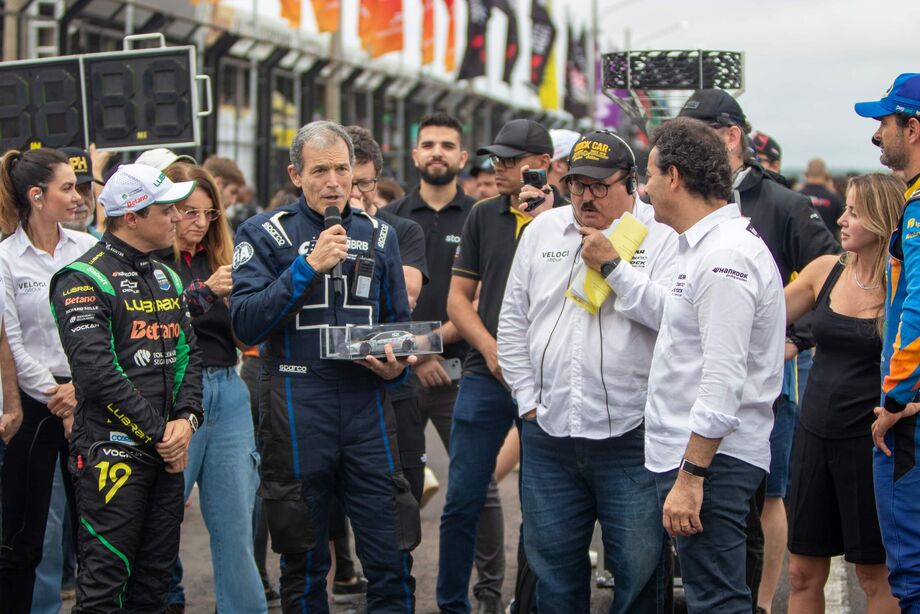 Médico Dino Altman é homenageado pelos 30 anos de dedicação à Stock Car e à segurança dos pilotos