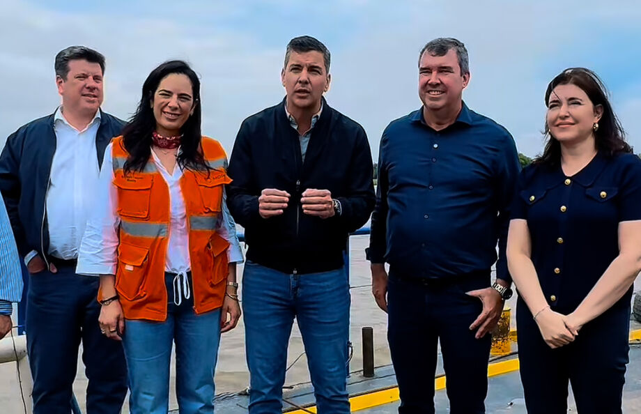 O presidente do Paraguai, Santiago Peña e o governador de Mato Grosso do Sul, Eduardo Riedel alem de autoridades dos dois paises, incluindo a ministra Simone Tebet