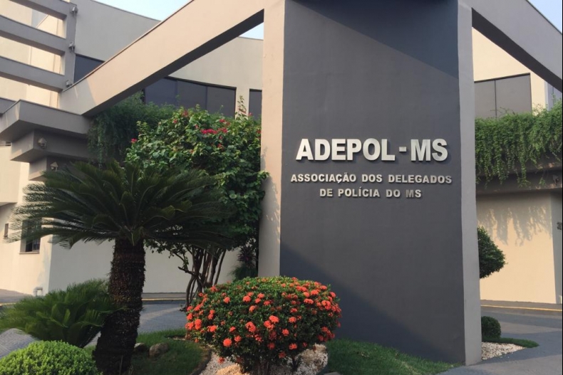 ADEPOL - Associação dos Delegados de MS promete responsabilização legal após ataques racistas a delegada durante live.